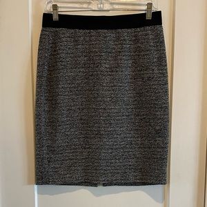 Like new!  Blended black/white Ann Taylor S4 skirt.